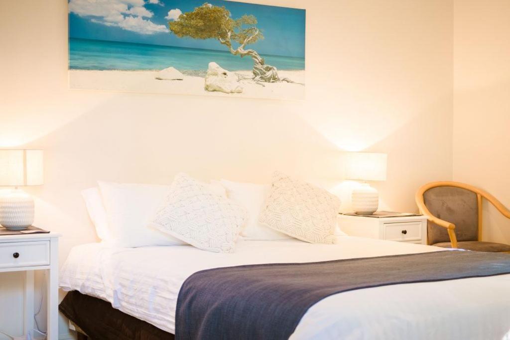 Beachhouse Bed And Breakfast Redcliffe Exterior photo